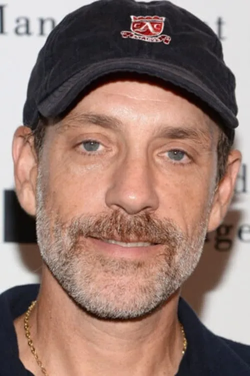 Jace Alexander interpretando a Hilllard Elkins