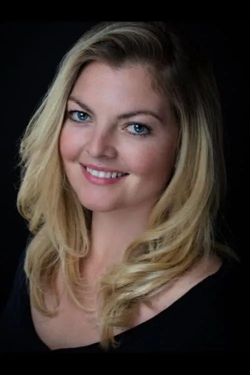 Jacelyn Holmes interpretando a Katie Power