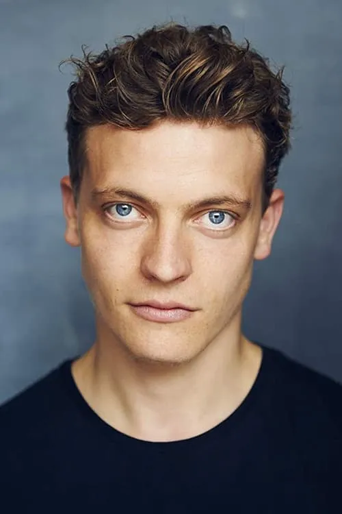 Jack Bandeira interpretando a Kenny Bunton