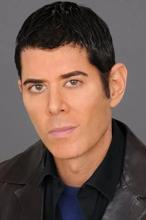 Jack Bank interpretando a Lucius