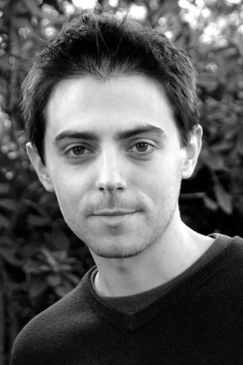 Jack Blumenau interpretando a Ned Chandler