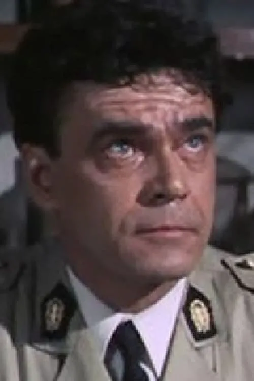 Jack Denbo interpretando a Photo Editor