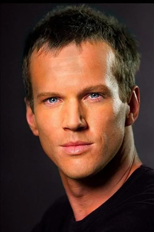 Jack Ellis interpretando a Lenny Simpkin