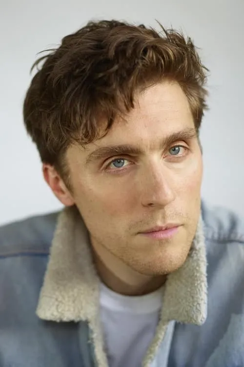 Jack Farthing interpretando a Charles