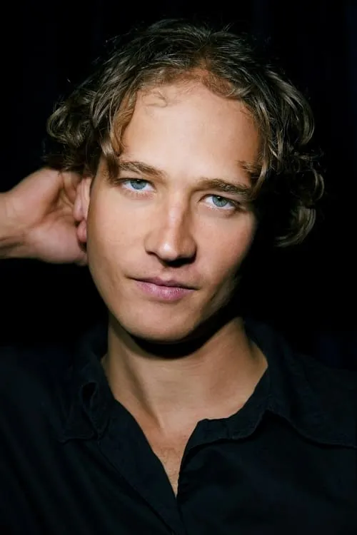 Jack Irv interpretando a Bobby