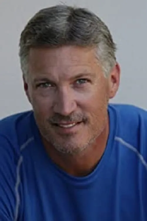 Jack Serino interpretando a Officer