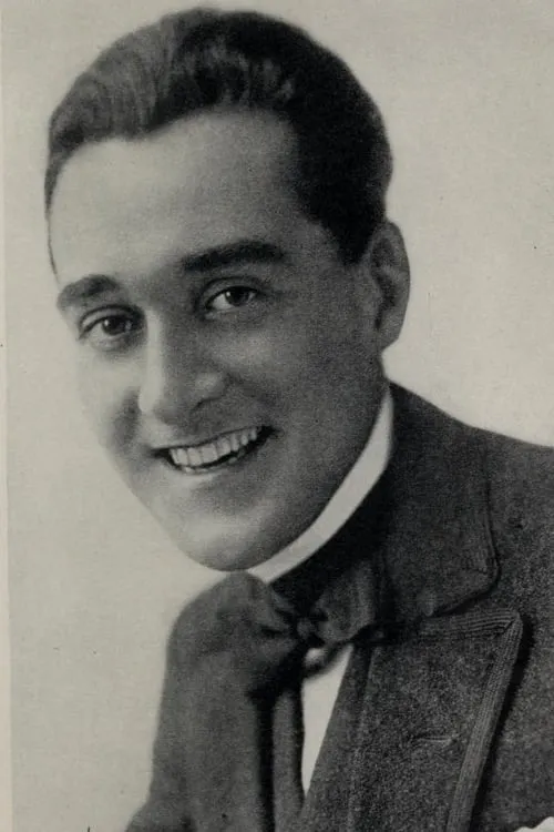 Jack Standing interpretando a