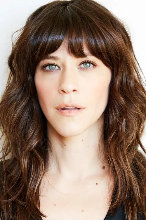 Jackie Tohn interpretando a April-May June