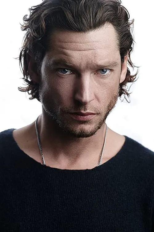 Jackson Davis interpretando a Brad