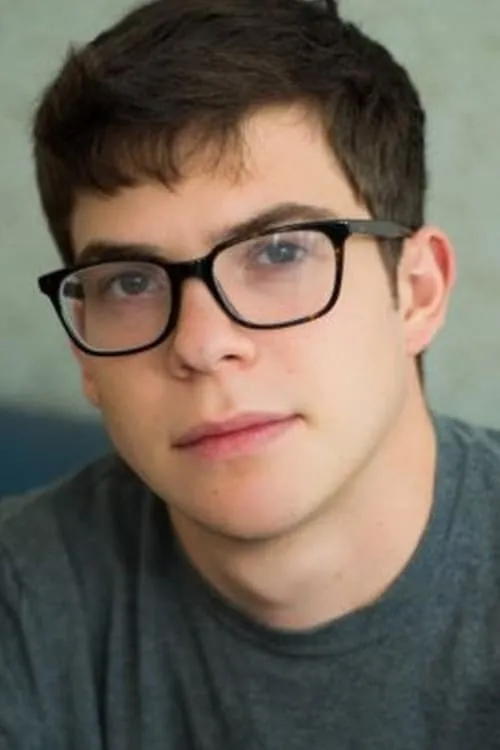 Jacob Kogan interpretando a Joshua Cairn