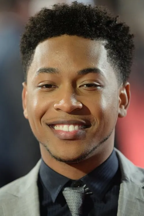 Jacob Latimore interpretando a Calvin