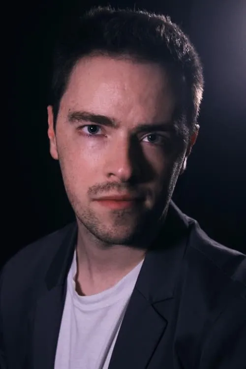 Jacob Perrett interpretando a Show Director