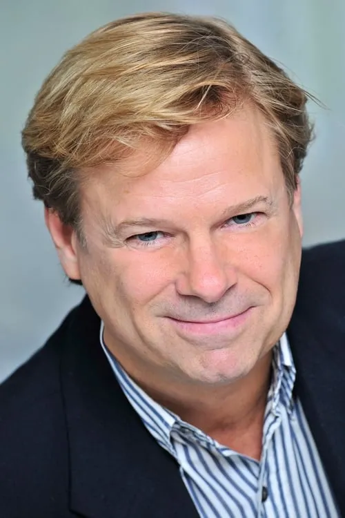 Jacques Lussier interpretando a Hotel Manager