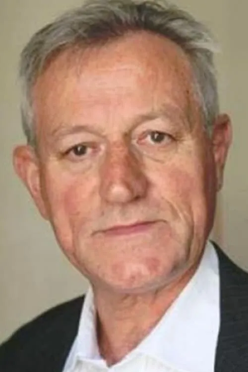 Jacques Mathou interpretando a Roger Kube