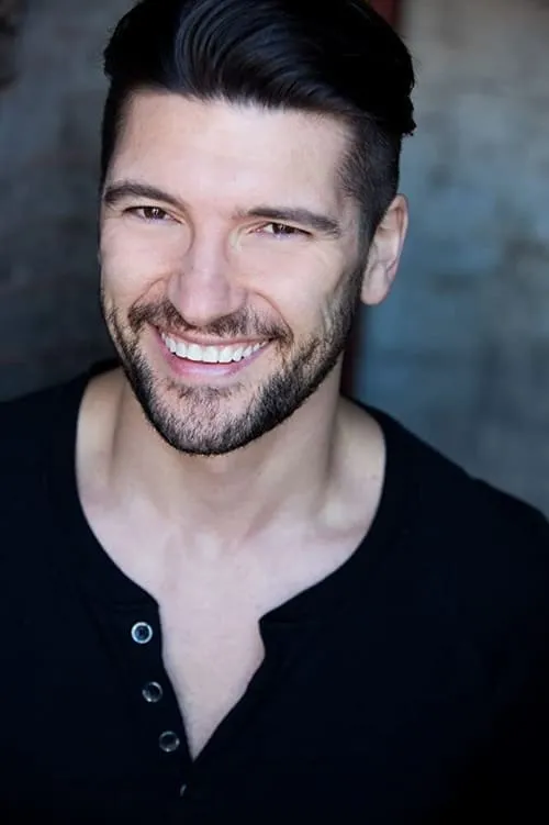 Jacques Mitchell interpretando a Adam Kait