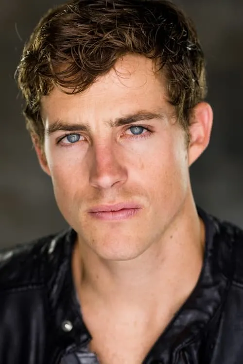 Jadon Cal interpretando a Tommy Kent