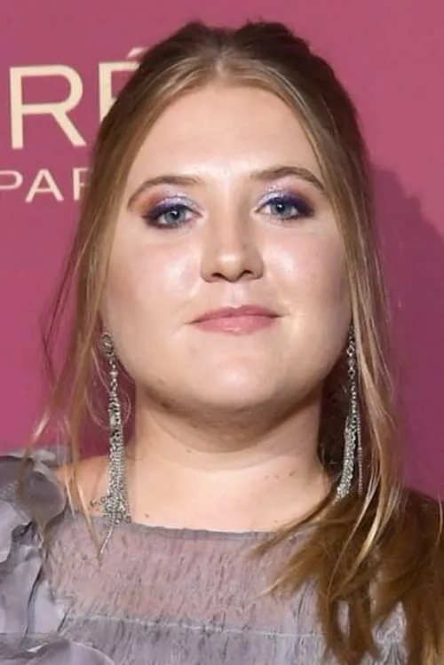 Jaicy Elliot interpretando a Lea