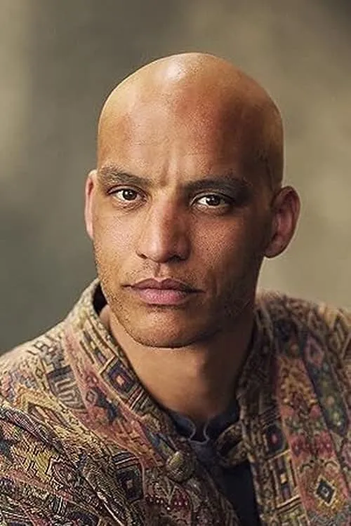 Jake Fairbrother interpretando a Spinks