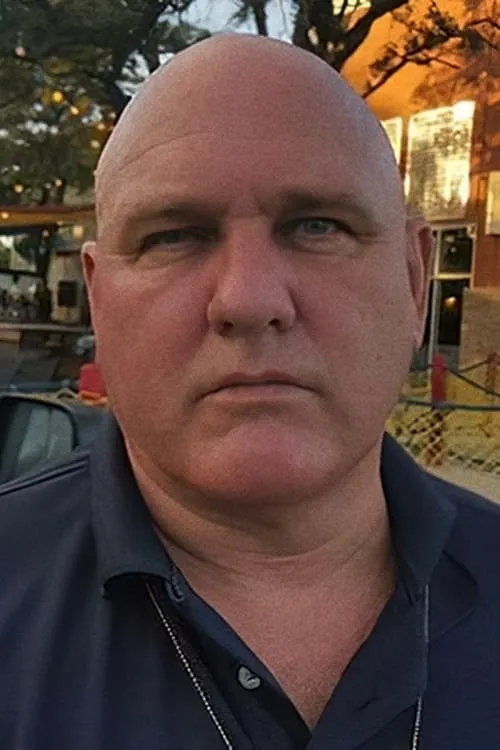 Jake Jecmenek interpretando a Grant