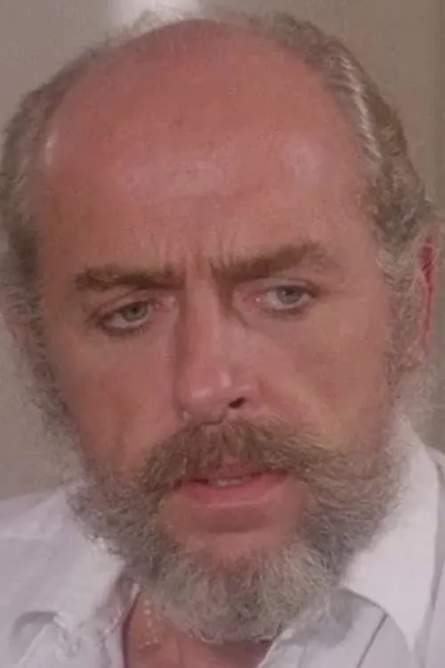 Jake Teague interpretando a Freddie Baker