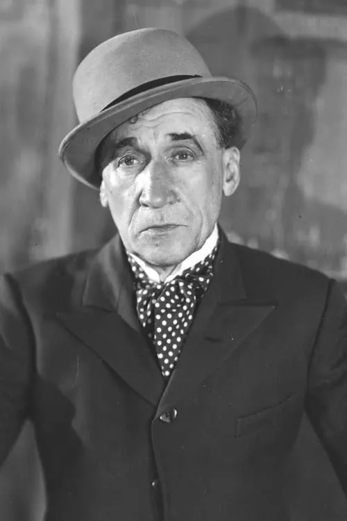 Jalmari Parikka interpretando a Rulf Frapin