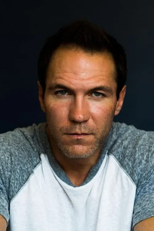 James Arthur Lewis interpretando a Dept. Clarence Hicklin