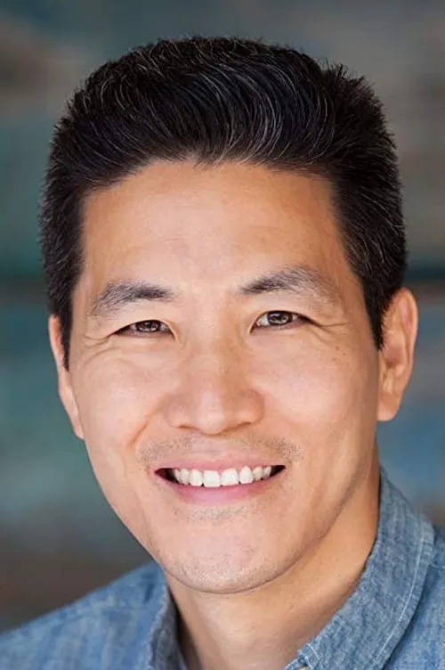 James S.W. Lee interpretando a Japanese Standee