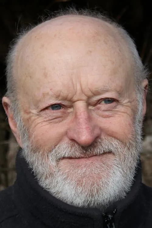 James Warrior interpretando a Senior Social Worker