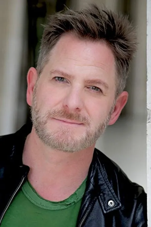 Jamison Stern interpretando a Male Customer