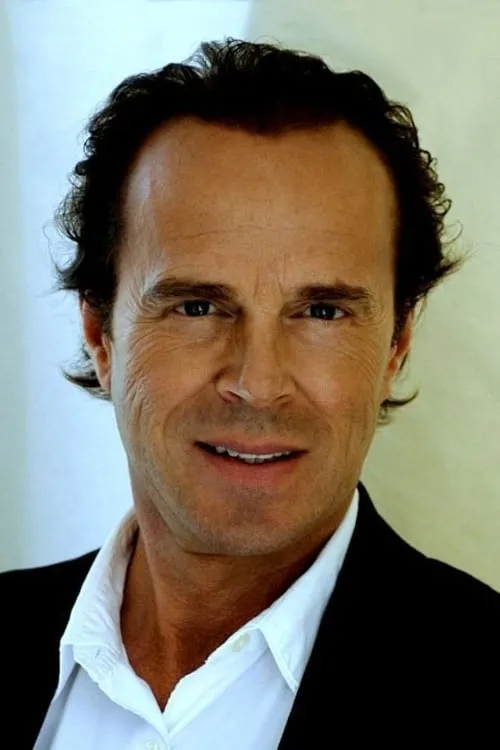 Jan Niklas interpretando a Hauptkommissar Hans Osler