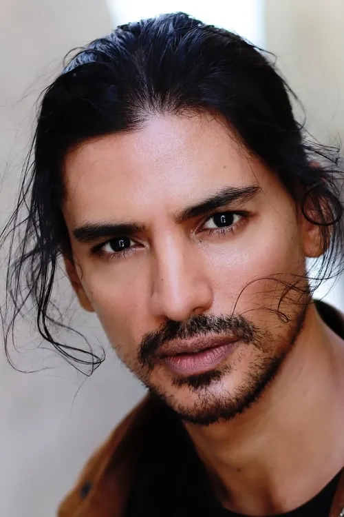 Jan Uddin interpretando a Arcade