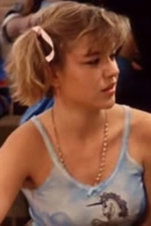 Janelle Brady interpretando a Mary Lou