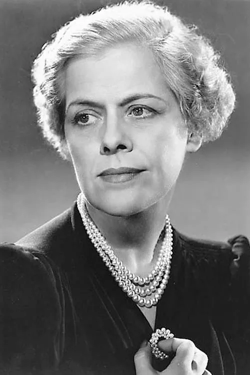 Janet Beecher interpretando a Mrs. Martha Harrison