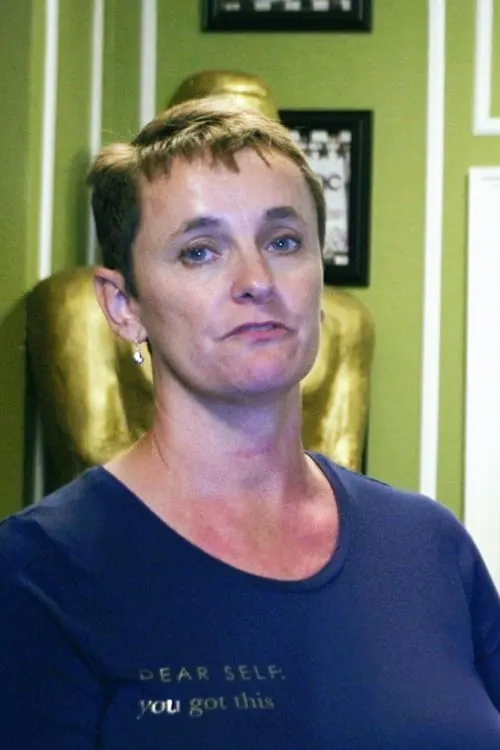 Janet Krawczyk interpretando a Paranormal Investigator (Mum)