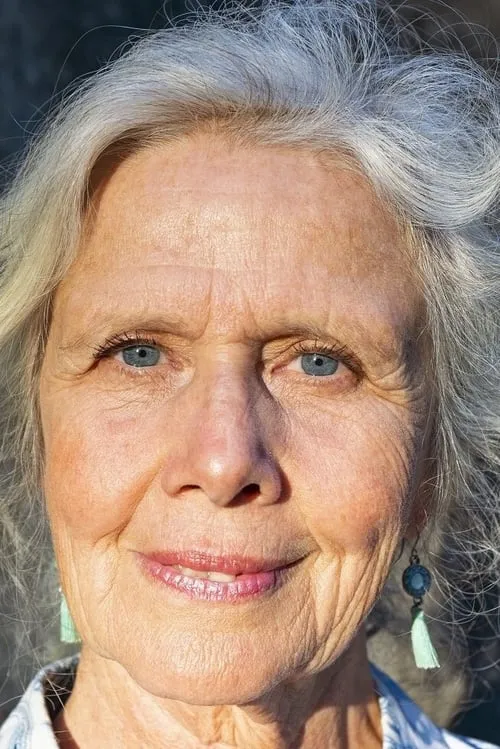 Janine Horsburgh interpretando a Mrs. Deume