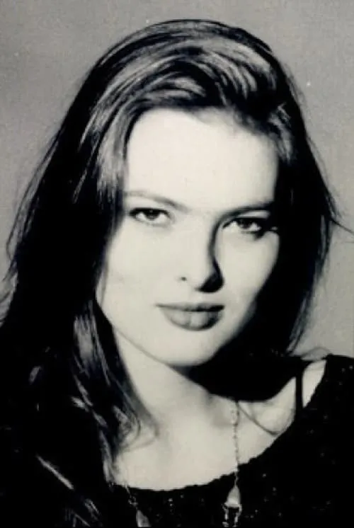 Janna Marangosoff interpretando a Micky