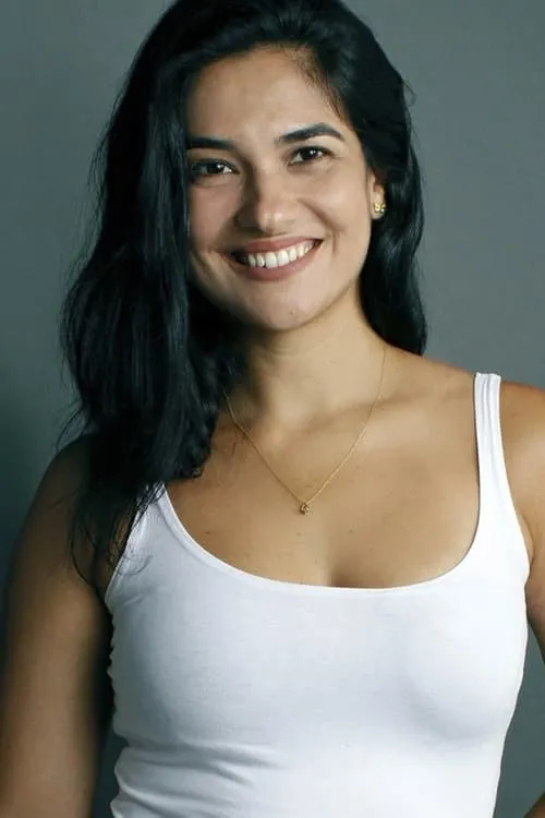 Jaqueline Macóeh interpretando a Ludmila Buscacio (Lud)