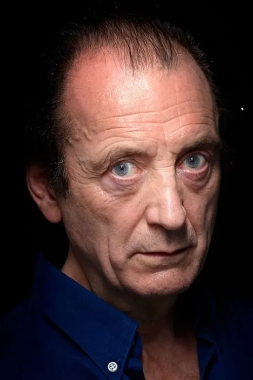 Jared Morgan interpretando a The Bartender