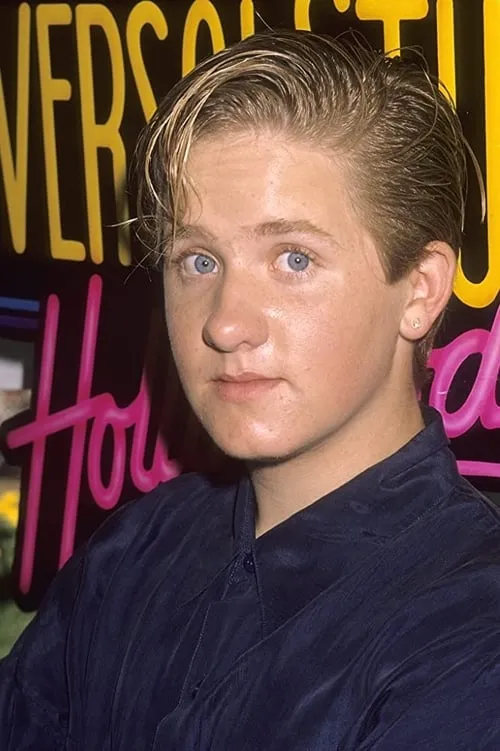 Jared Rushton interpretando a Peter Thomas