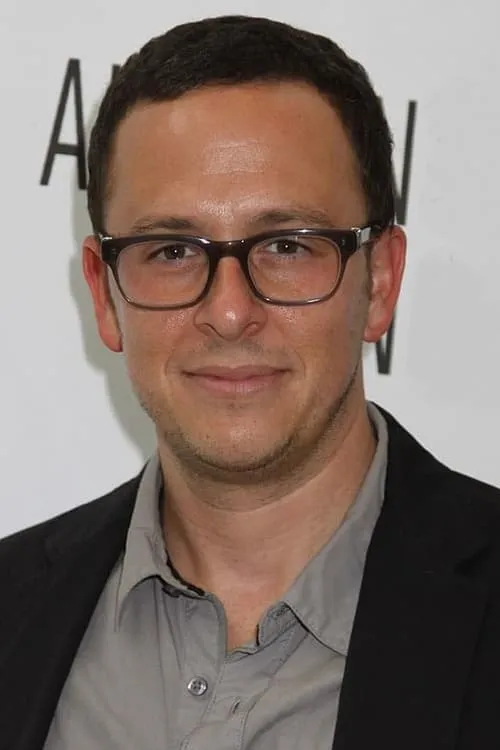 Jarrad Paul interpretando a Larry