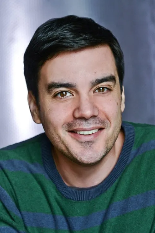 Jason Cadieux interpretando a David