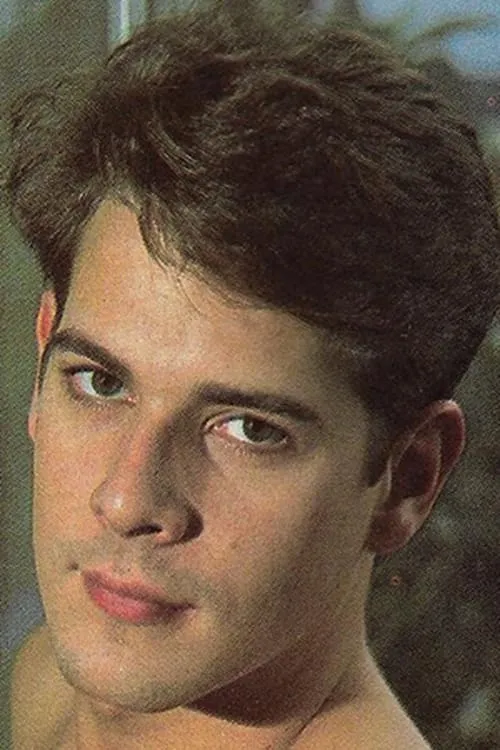 Jason Cruise interpretando a (segment