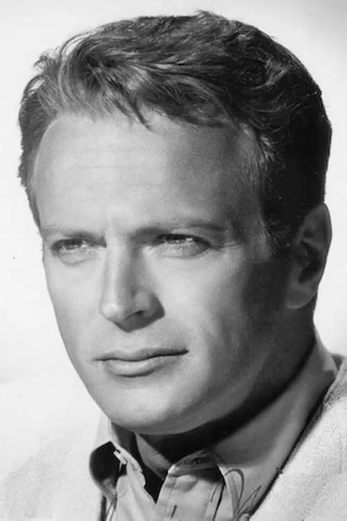 Jason Evers interpretando a Simmons