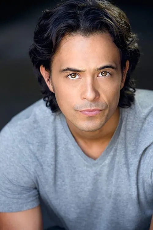 Jason Grasl interpretando a Jakob Yazzie