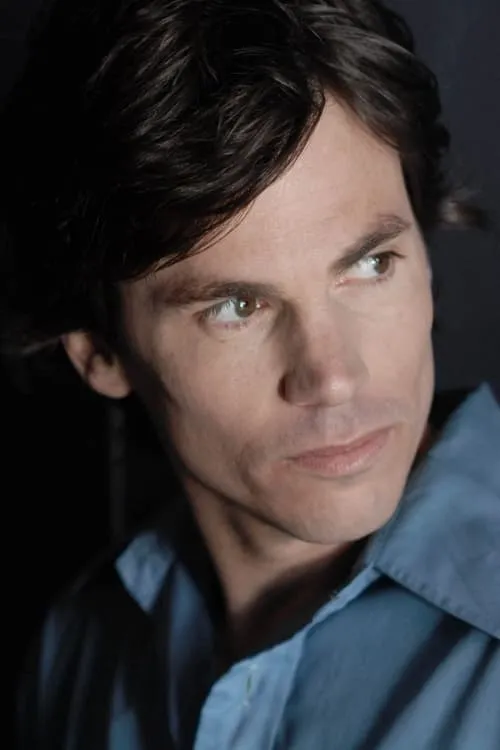 Jason Loughridge interpretando a Ave