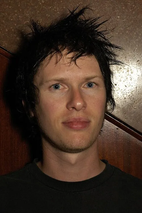 Jason McCaslin interpretando a Self