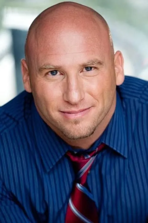 Jason Medwin interpretando a FBI Agent Tom Habel