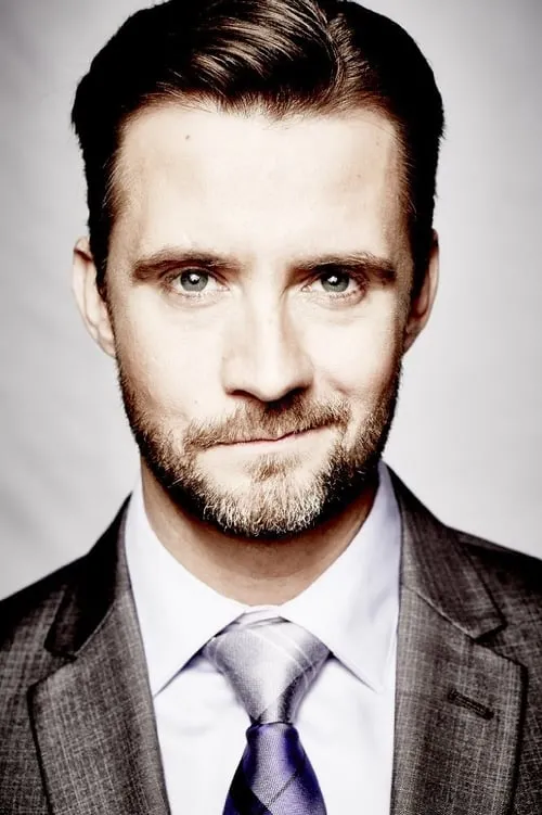 Jason Skeen interpretando a Brick