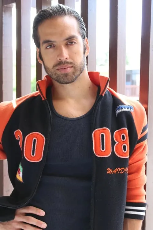 Jason Triplett interpretando a Nico Rocha