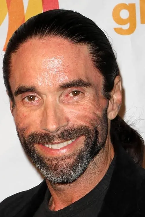 Jasper Cole interpretando a Zeke Pleshette